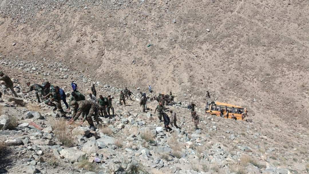 'लेह में डुरबुक जा रही बस के दुर्घटनाग्रस्त होने से 6 लोगों की मौत, कई घायल'