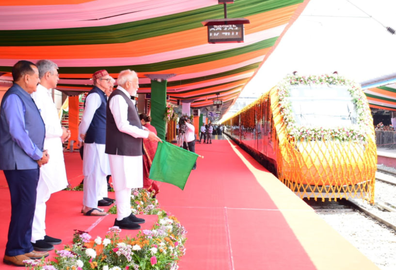 'प्रधानमंत्री मोदी ने कश्मीर के लिए ट्रेन को हरी झंडी दिखाई'
